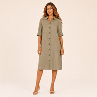 Robe chemise en lin kaki portée par le modèle