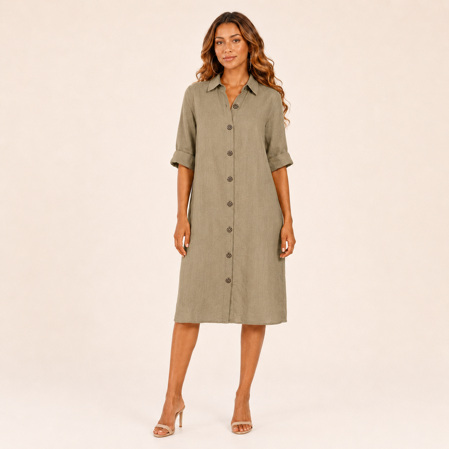 Robe chemise en lin kaki portée par le modèle