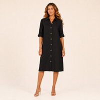 Robe chemise en lin noire portée par le modèle