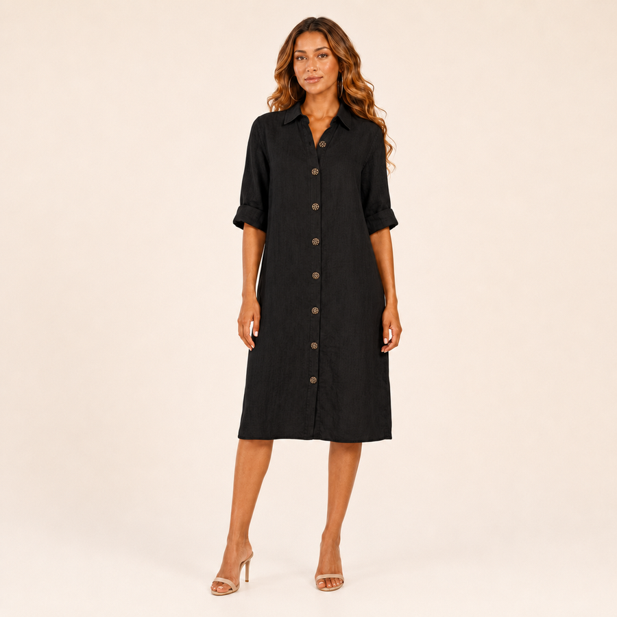 Robe chemise en lin noire portée par le modèle