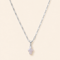Collier perlé à pendentif croix argenté, vue produit