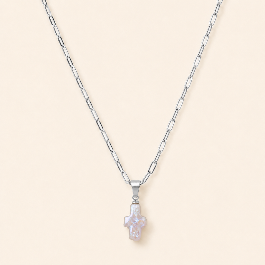 Collier perlé à pendentif croix argenté, vue produit
