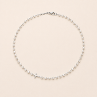 Collier de perles à croix – finition argentée
