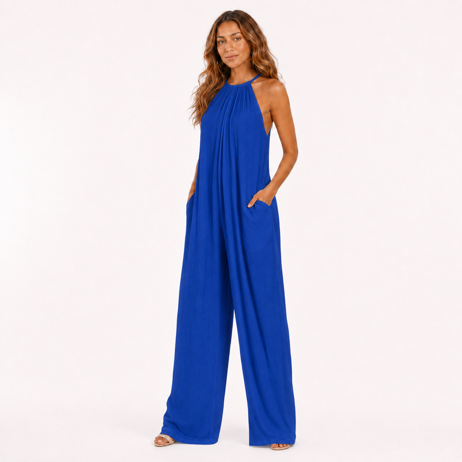 Combinaison ample à jambes larges bleue portée par le modèle