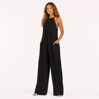Combinaison ample à jambes larges noire portée par le modèle