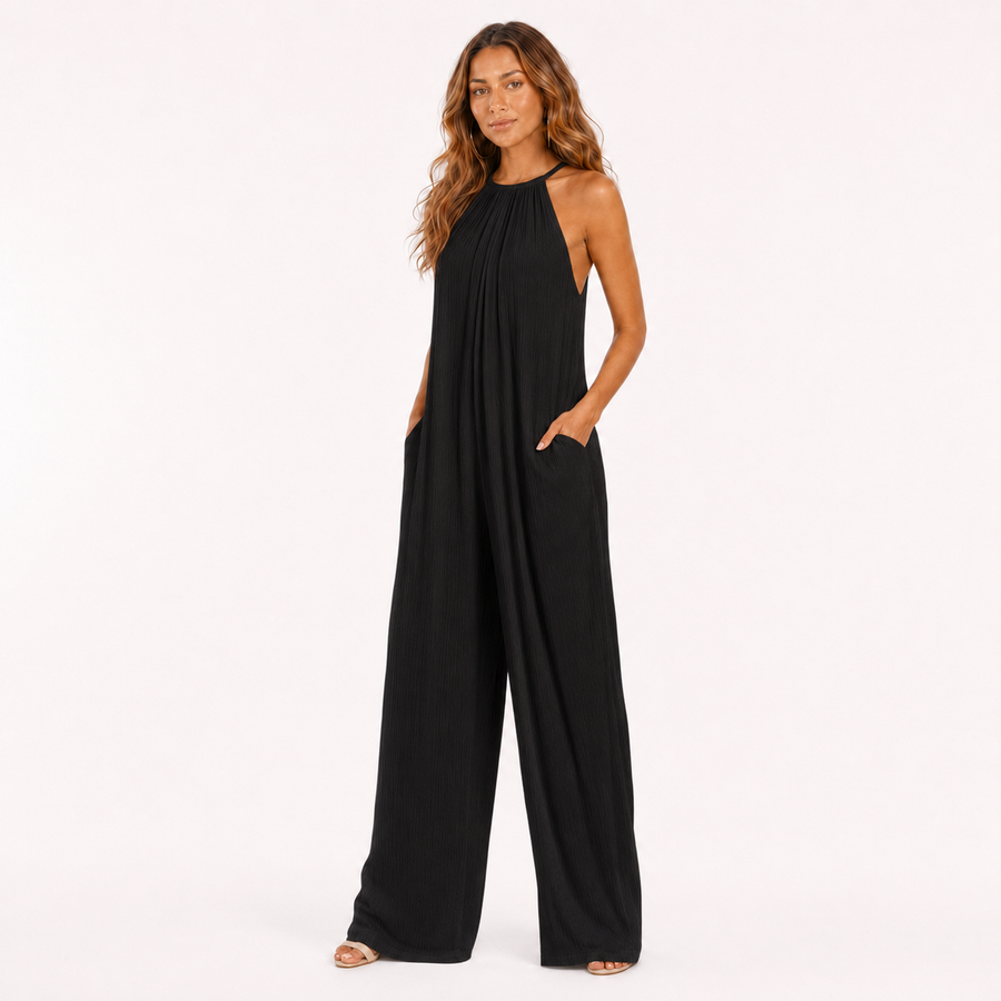 Combinaison ample à jambes larges noire portée par le modèle
