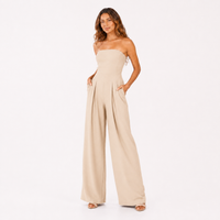 Combinaison bustier à jambes larges beige portée par le modèle