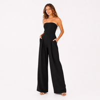 Combinaison bustier à jambes larges noire portée par le modèle
