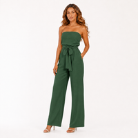 Combinaison bustier à taille nouée verte portée par le modèle