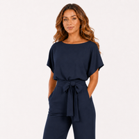 Combinaison à taille nouée bleu foncé portée par le modèle