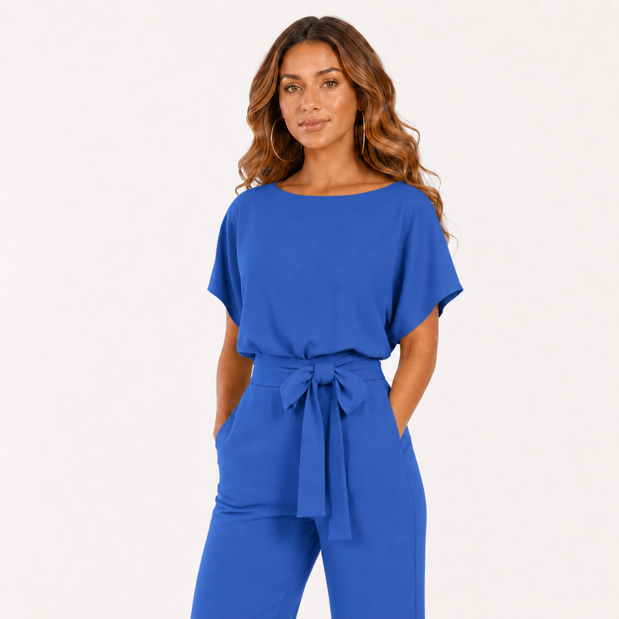 Combinaison à taille nouée bleue portée par le modèle