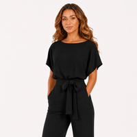 Combinaison à taille nouée noire portée par le modèle