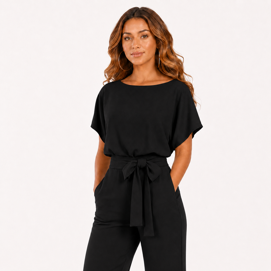 Combinaison à taille nouée noire portée par le modèle