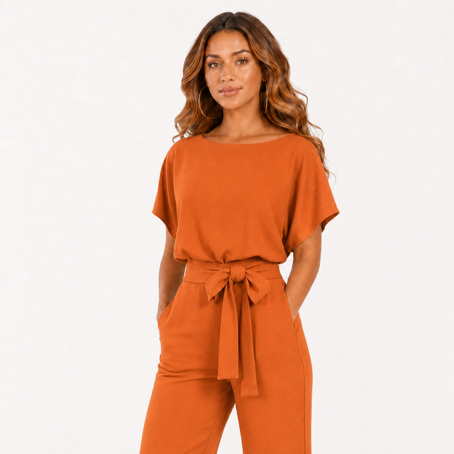 Combinaison à taille nouée orange portée par le modèle