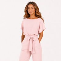 Combinaison à taille nouée rose clair portée par le modèle
