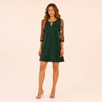Robe mini brodée verte portée par le modèle