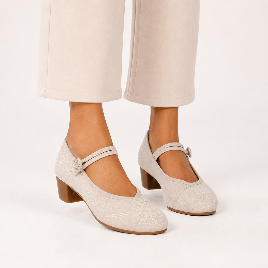 Chaussures Mary Jane ivoire portées par le modèle