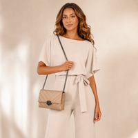 Sac à bandoulière taupe porté par le modèle