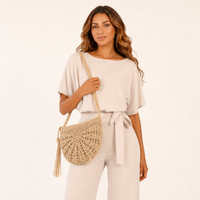 Sac en raphia porté par le modèle
